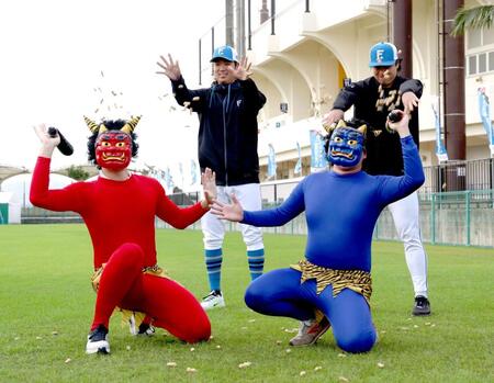 赤鬼、青鬼に向かって節分の豆を投げる古林睿煬（左）と孫易磊（撮影・西岡正）