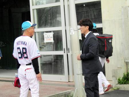 松井稼頭央氏と談笑する池山監督