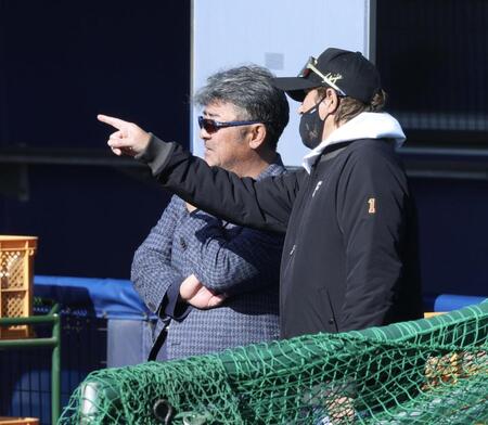 亀山氏（左）と話す新庄監督
