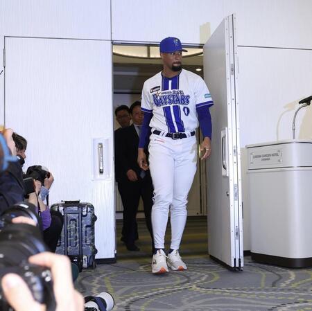 会見に臨むデュプランティエ（撮影・佐々木彰尚）