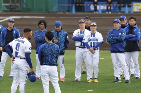 あいさつをするデュプランティエ（撮影・佐々木彰尚）