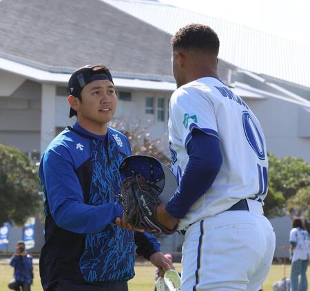 山崎（左）と握手をするデュプランティエ（撮影・佐々木彰尚）