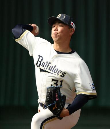 ブルペンで投げ込む藤川（撮影・中田匡峻）