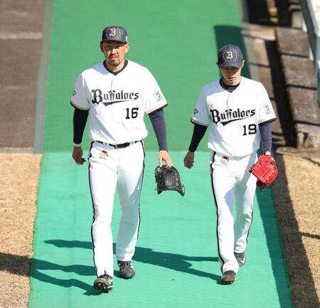 ブルペンに向かう平野投手兼任コーチ（左）と山岡（撮影・中田匡峻）