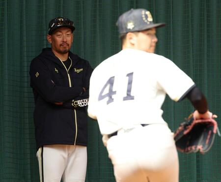 佐藤（４１）の投球練習を見つめる平野投手兼任コーチ（撮影・中田匡峻）