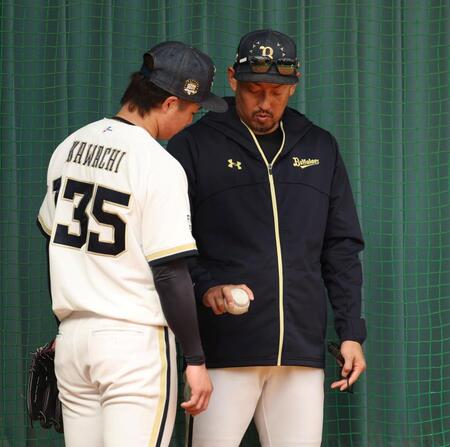 河内（１３５）にフォークの握りを見せる平野投手兼任コーチ（撮影・中田匡峻）