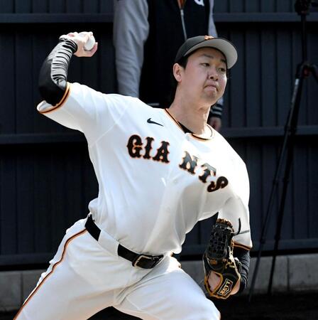 ブルペンで投球する山崎（撮影・佐藤厚）