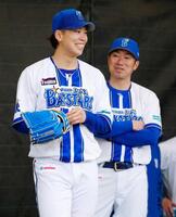 　投球練習中に相川監督（右）から声をかけられ笑顔の入江