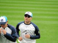 キャンプで体を動かす中村悠（右）