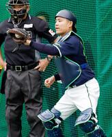 　ブルペンで投球を受ける中村悠