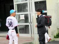 松井稼頭央氏と談笑する池山監督