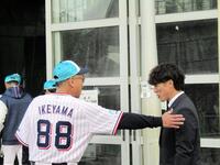 松井稼頭央氏と談笑する池山監督