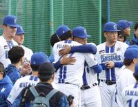 藤浪（左）と抱き合うデュプランティエ（撮影・佐々木彰尚