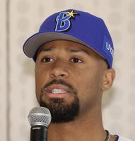 入団会見するデュプランティエ（撮影・佐々木彰尚）