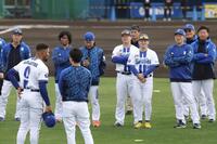 あいさつをするデュプランティエ（撮影・佐々木彰尚）