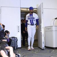 会見に臨むデュプランティエ（撮影・佐々木彰尚）