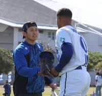 山崎（左）と握手をするデュプランティエ（撮影・佐々木彰尚）