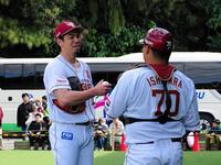 今キャンプ２度目のブルペン入りを終えた前田健（左）は受けた石原と言葉を交わす