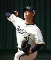 ブルペンで投げ込む藤川（撮影・中田匡峻）