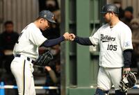 ブルペンで投球練習を終え、タッチを交わす藤川（左）＝撮影・中田匡峻