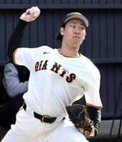 ブルペンで投球する山崎（撮影・佐藤厚）