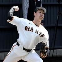 ブルペンで投球する山崎（撮影・佐藤厚）