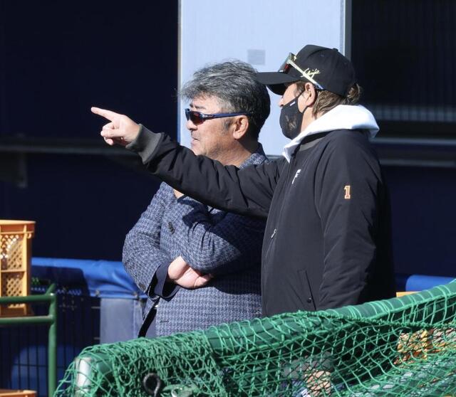 新庄監督と亀山氏がグラウンドで談笑　「年に一度の亀新コンビありがとう！！」「大人カッコイイ」とＳＮＳ沸く