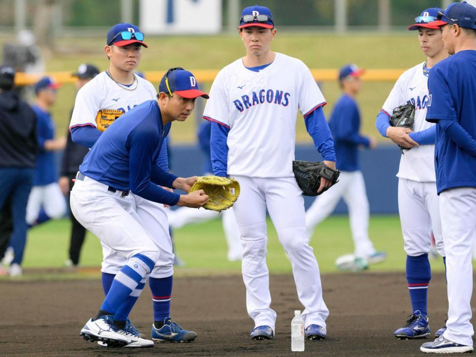 　早出練習で（奥左から）村松、福永、樋口を指導する川崎臨時コーチ兼選手