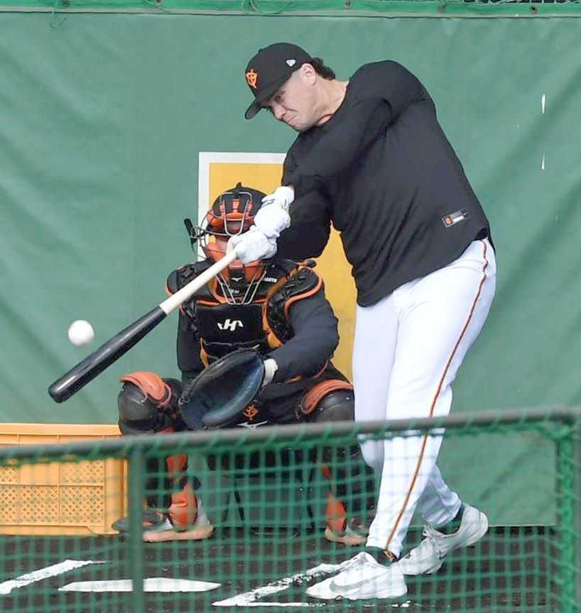 　屋外でフリー打撃を行うダルベック（撮影・佐藤厚）