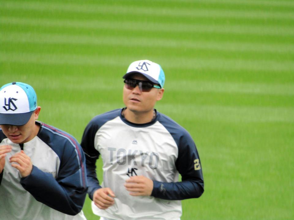 キャンプで体を動かす中村悠（右）