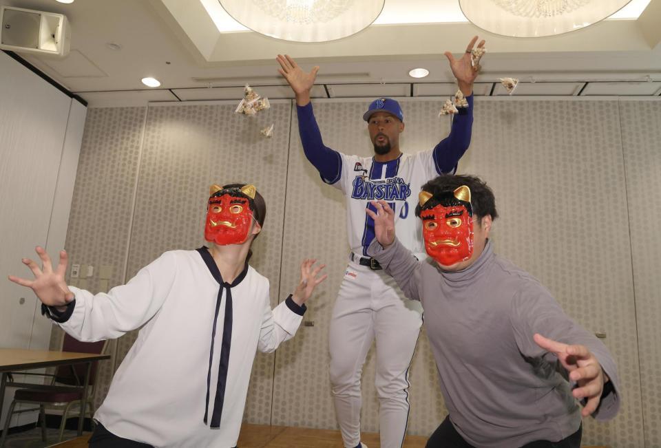 豆まきをするデュプランティエ（撮影・佐々木彰尚）