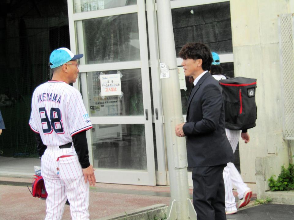 松井稼頭央氏と談笑する池山監督