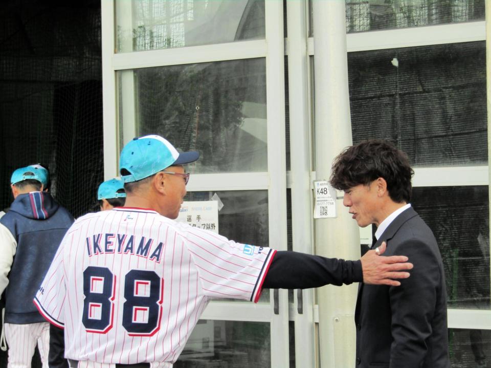 松井稼頭央氏と談笑する池山監督