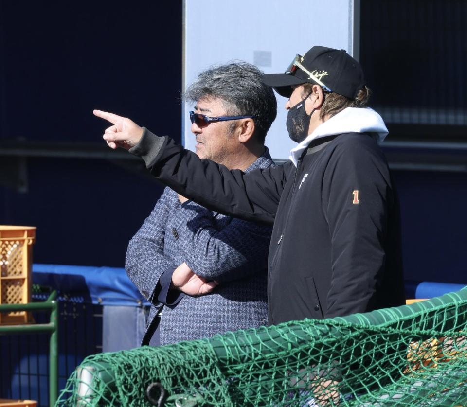 亀山氏（左）と話す新庄監督