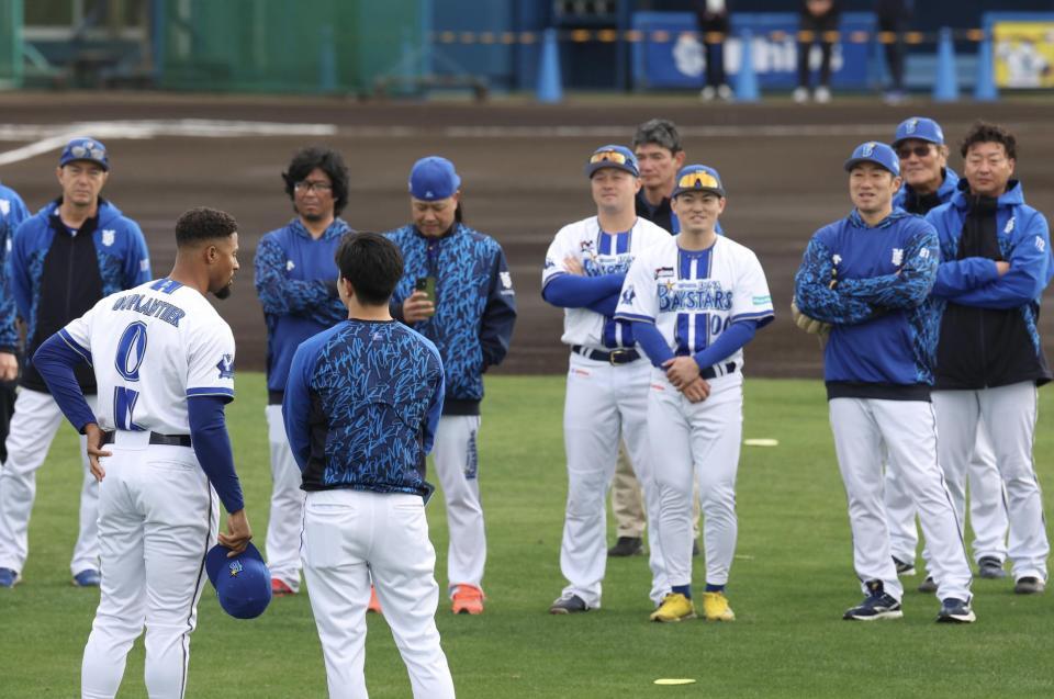 あいさつをするデュプランティエ（撮影・佐々木彰尚）