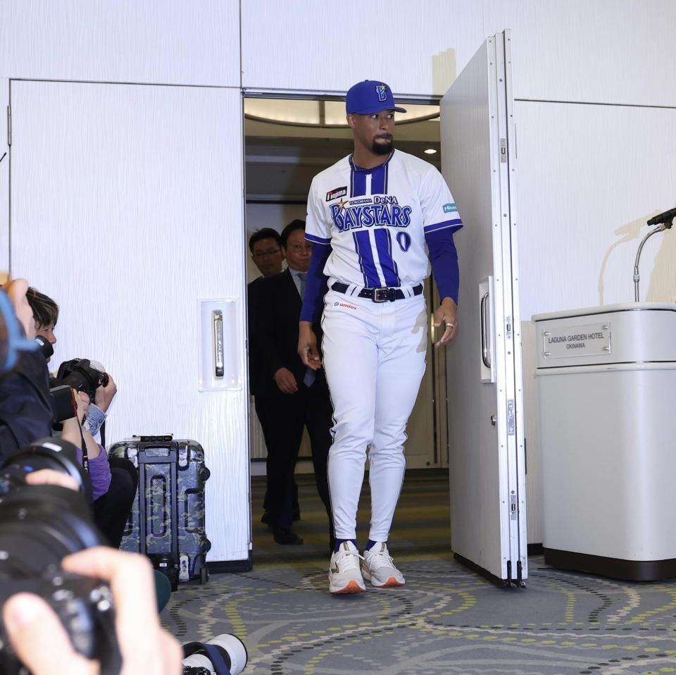 会見に臨むデュプランティエ（撮影・佐々木彰尚）