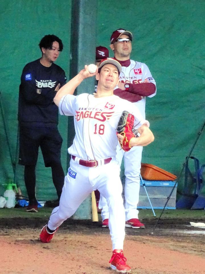 今キャンプ２度目のブルペンに入った前田健（手前）と見守る三木監督