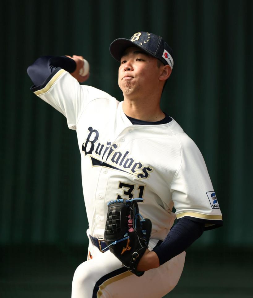 ブルペンで投げ込む藤川（撮影・中田匡峻）