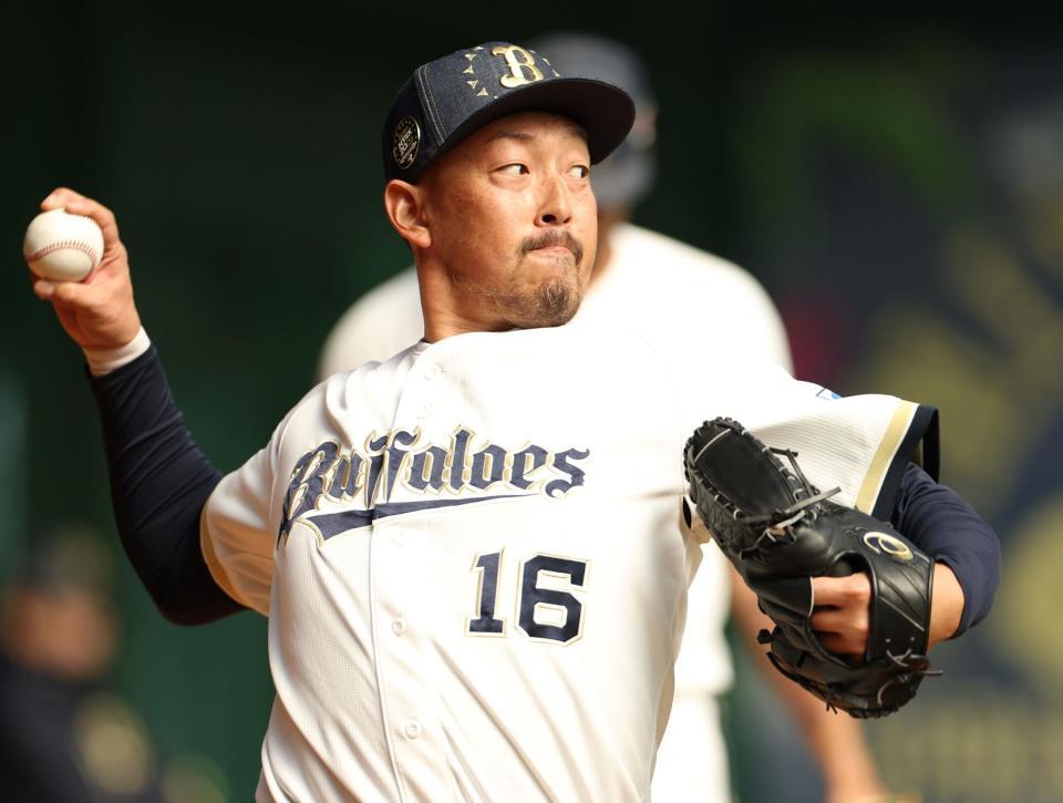 ブルペンで投げ込む平野投手兼任コーチ（撮影・中田匡峻）