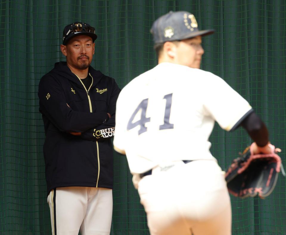 佐藤（４１）の投球練習を見つめる平野投手兼任コーチ（撮影・中田匡峻）