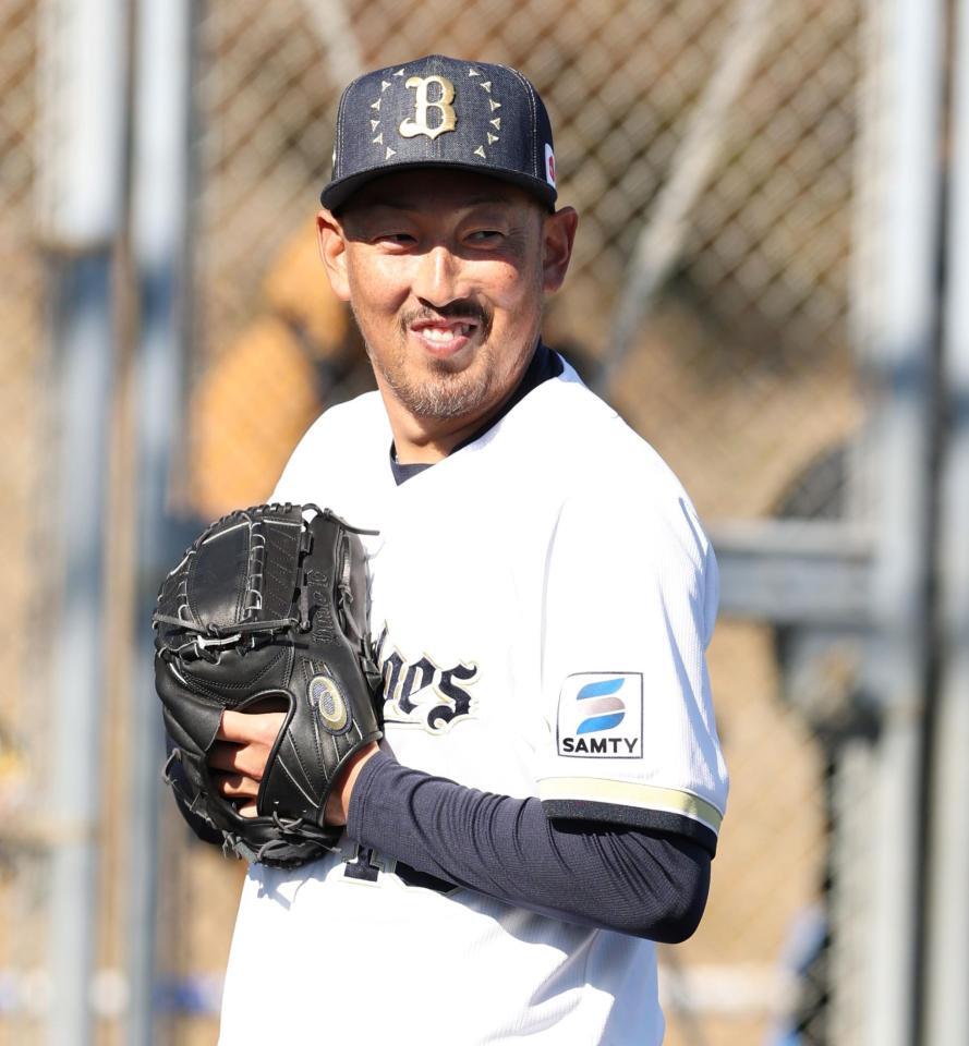 笑顔を見せる平野投手兼任コーチ（撮影・中田匡峻）