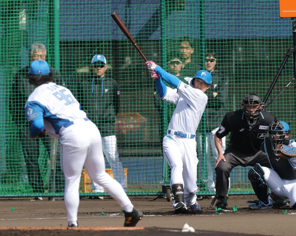 ライブＢＰで孫易磊（左）から安打を放つ西川（撮影・西岡正）