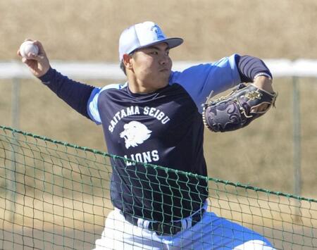 　力の入ったキャッチボールをする西武の平良＝南郷