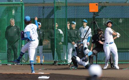 　ライブＢＰで万波（右）を外野フライに打ち取る古林睿煬