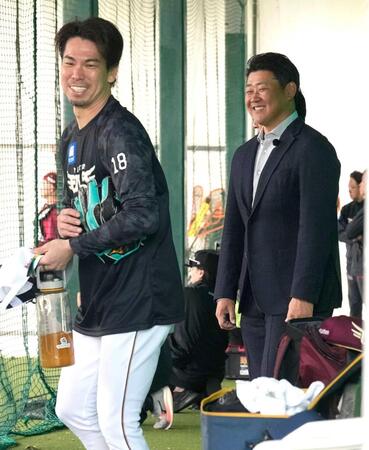 　ブルペンでの投球練習を終え、キャンプに訪れた松坂氏（奥）に声をかけられる前田健