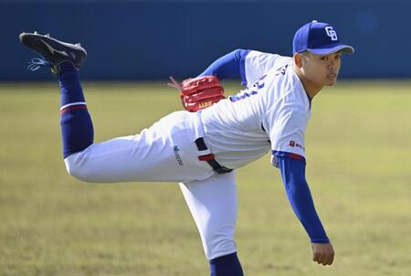 　キャッチボールする中日・根尾＝読谷