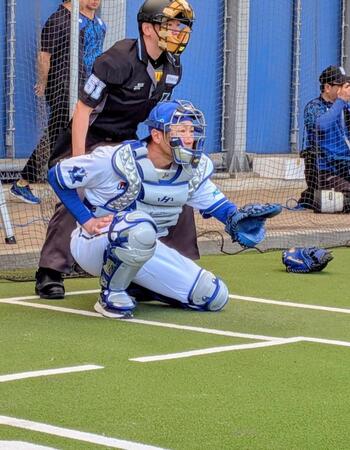 山崎の球を受ける相川監督