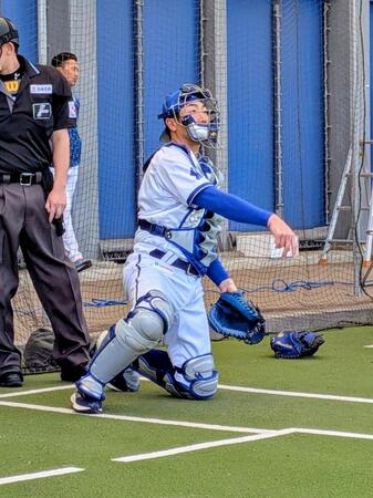 山崎の球を受けた相川監督