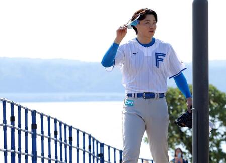 ブルペンでの投球を終えて坂道を引き揚げる山崎（撮影・西岡正）