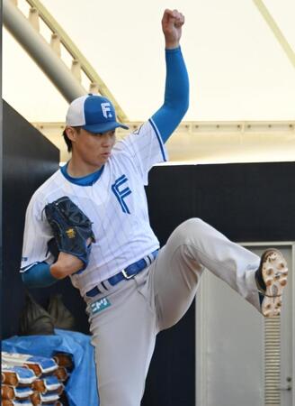 ブルペンで投球練習する山崎